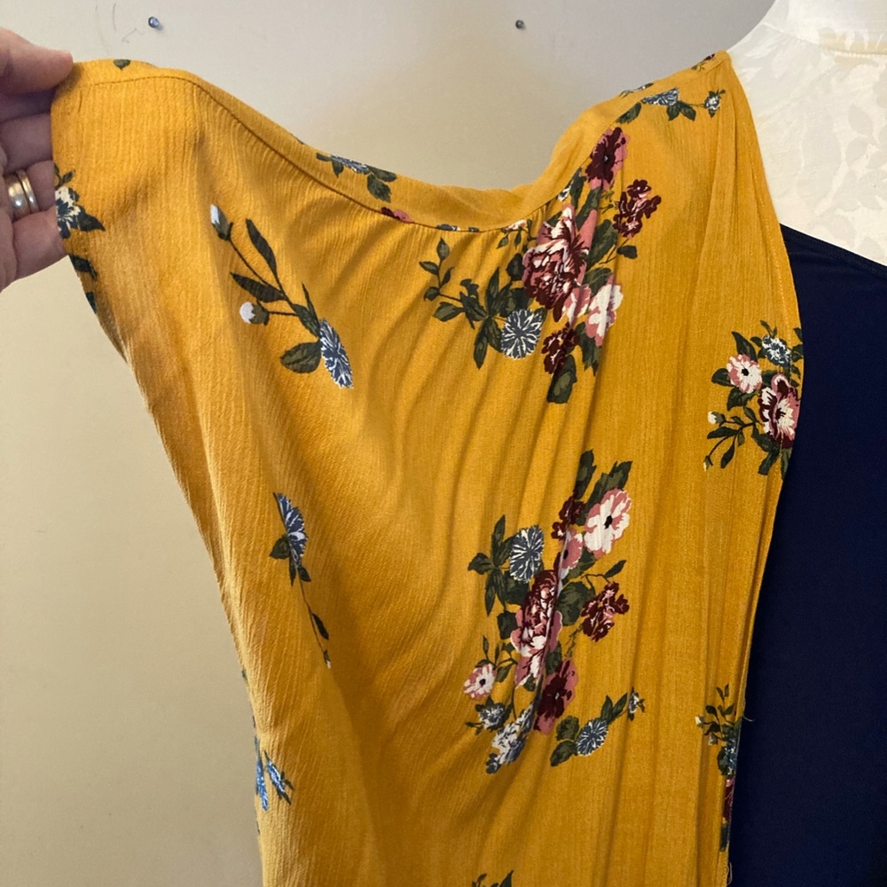 K Jordan gold and floral kimono, size L. - Picture 8 of 10